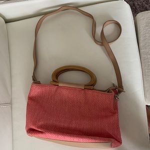 Salmon hand or shoulder bag
